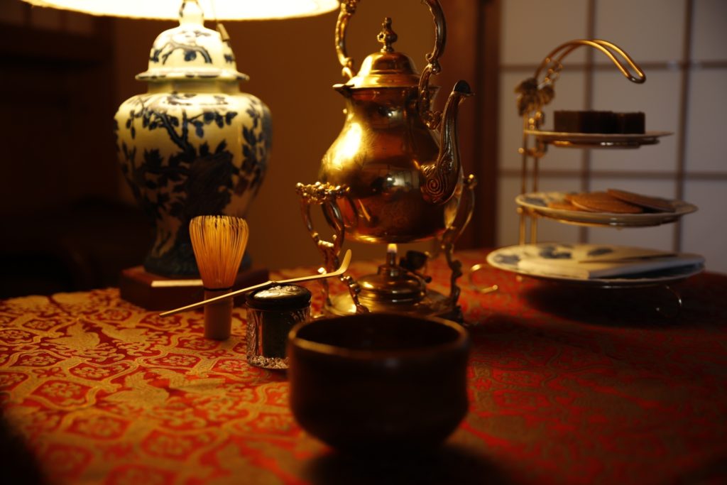 奈良 三五夜 茶道 茶の湯 茶会 珠紅茶会 nara 趣向茶会 お茶
ロマンティック 茶道具 茶道具市