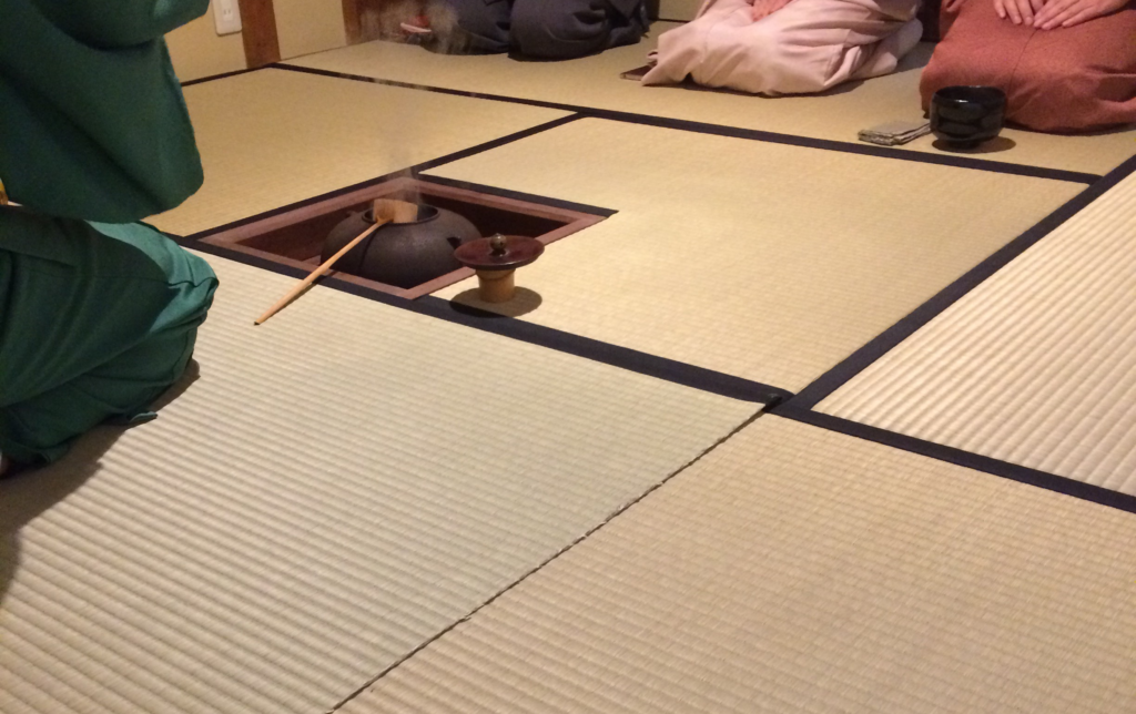 奈良 nara 隠れ家サロン 三五夜 茶室 茶道教室 少人数制教室 表千家 お稽古 つくばい 庭 腰掛待合 にじり口 四畳半 炉