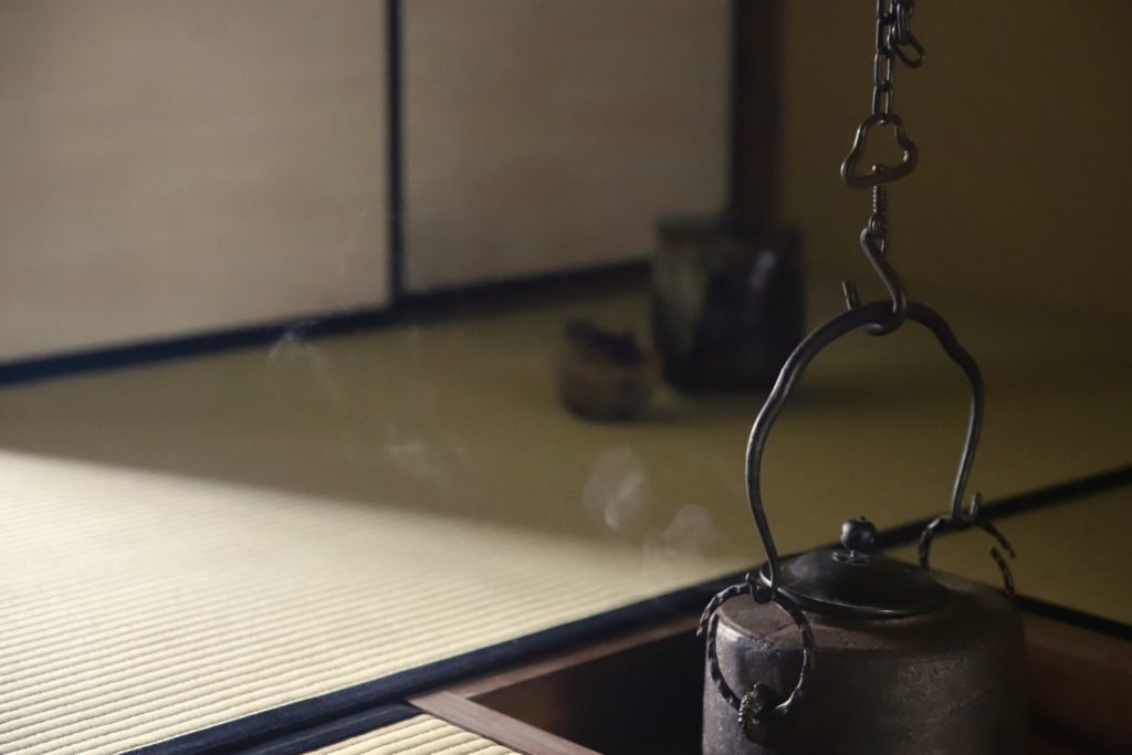 奈良　nara　三五夜　隠れ家サロン　茶道　茶の湯　お茶　抹茶　珠光茶会　趣向　見立て　テーブル茶道　立礼　ティーカップ　ティーウォーマー　JR奈良　徒歩2分　三網田　弥生　月釜　釣釜　お水取り　東大寺修二会