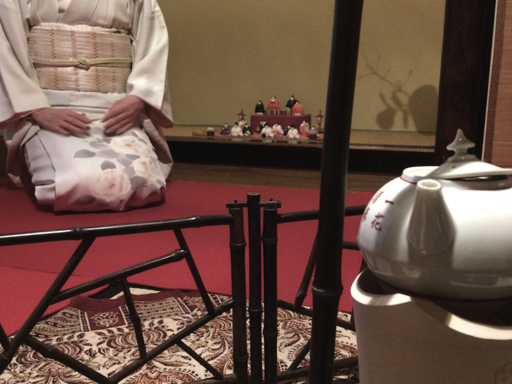 奈良　nara 隠れ家サロン　三五夜　茶室　茶席　茶道　煎茶道　茶の湯　お茶　焙じ茶　ほうじ茶　雛　ひな祭り　雛祭り　一刀彫　奈良一刀彫　奈良人形　茶会　きもの　着物　更紗　JR奈良　徒歩2分　三網田