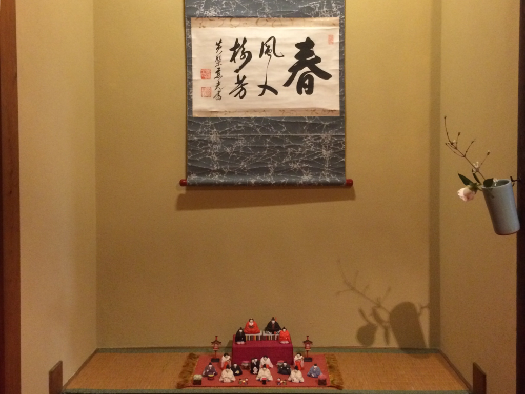 奈良　nara 隠れ家サロン　三五夜　茶室　茶席　茶道　煎茶道　茶の湯　お茶　焙じ茶　ほうじ茶　雛　ひな祭り　雛祭り　一刀彫　奈良一刀彫　奈良人形　茶会　きもの　着物　更紗　JR奈良　徒歩2分　三網田　床の間　床飾り　黄檗山萬福寺