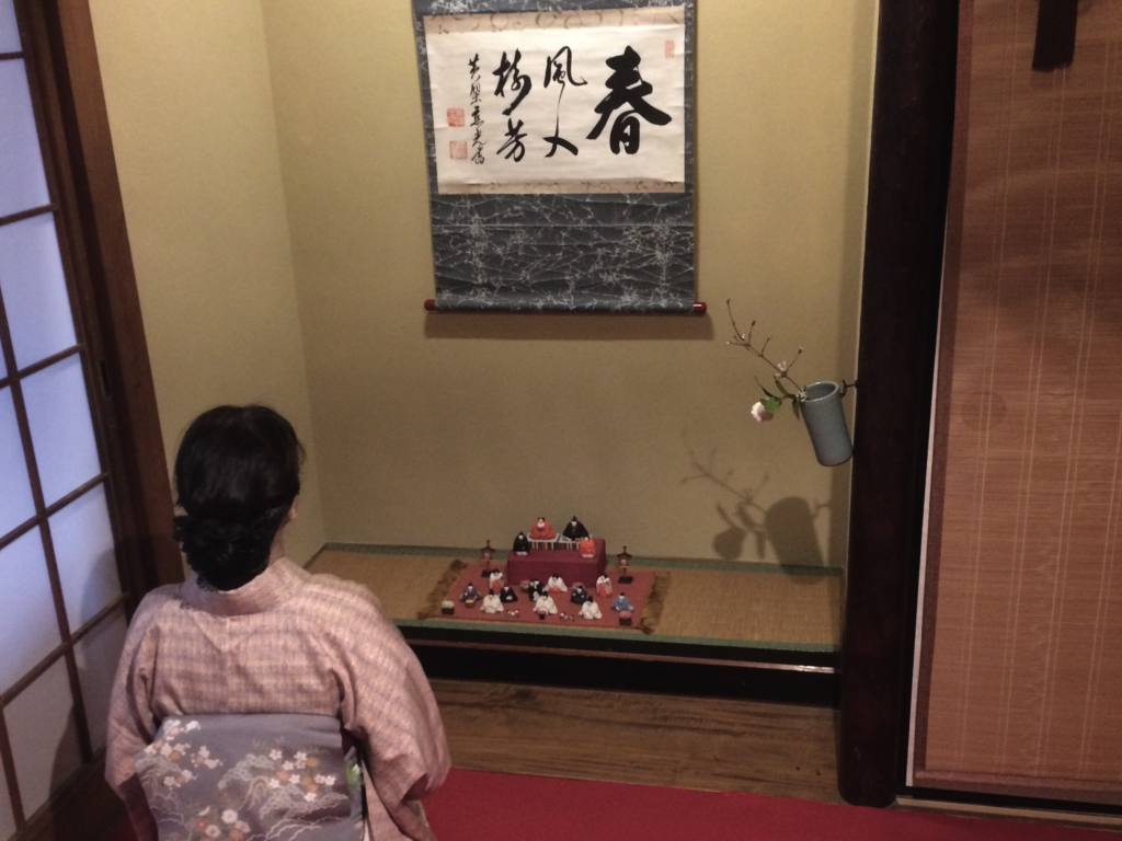 奈良　nara 隠れ家サロン　三五夜　茶室　茶席　茶道　煎茶道　茶の湯　お茶　焙じ茶　ほうじ茶　雛　ひな祭り　雛祭り　一刀彫　奈良一刀彫　奈良人形　茶会　きもの　着物　更紗　JR奈良　徒歩2分　三網田　床の間　床飾り　黄檗山萬福寺