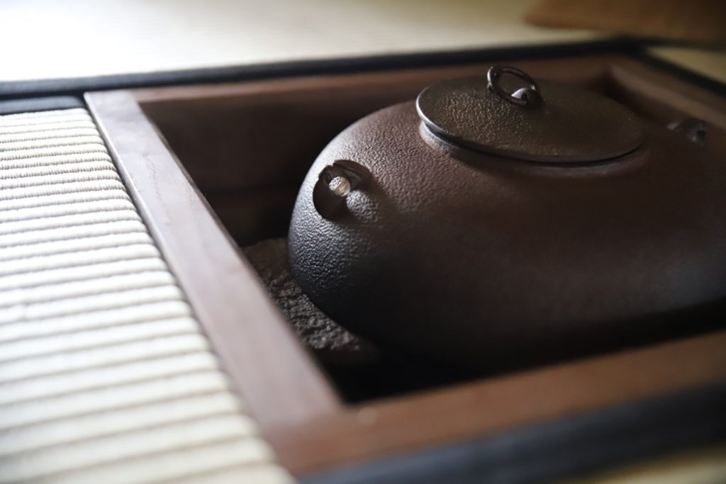 奈良 nara 隠れ家 三五夜 茶道 茶の湯 お茶 抹茶 茶会 茶席 お茶会 旅箪笥 透木釜 炉 四月 着物 茶道具 茶道具市 JR奈良駅 徒歩 2分 三網田