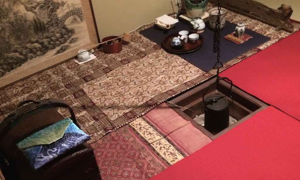 奈良　nara 隠れ家　サロン　三五夜　茶道　茶の湯　表千家　裏千家　お茶　抹茶　煎茶　玉露　木瓜　ぼけ　生け花　いけばな　なげいれ　掛け花　茶会　茶室　JR奈良駅　徒歩　2分　三網田　ほうじ茶　焙じ茶　数寄屋袋