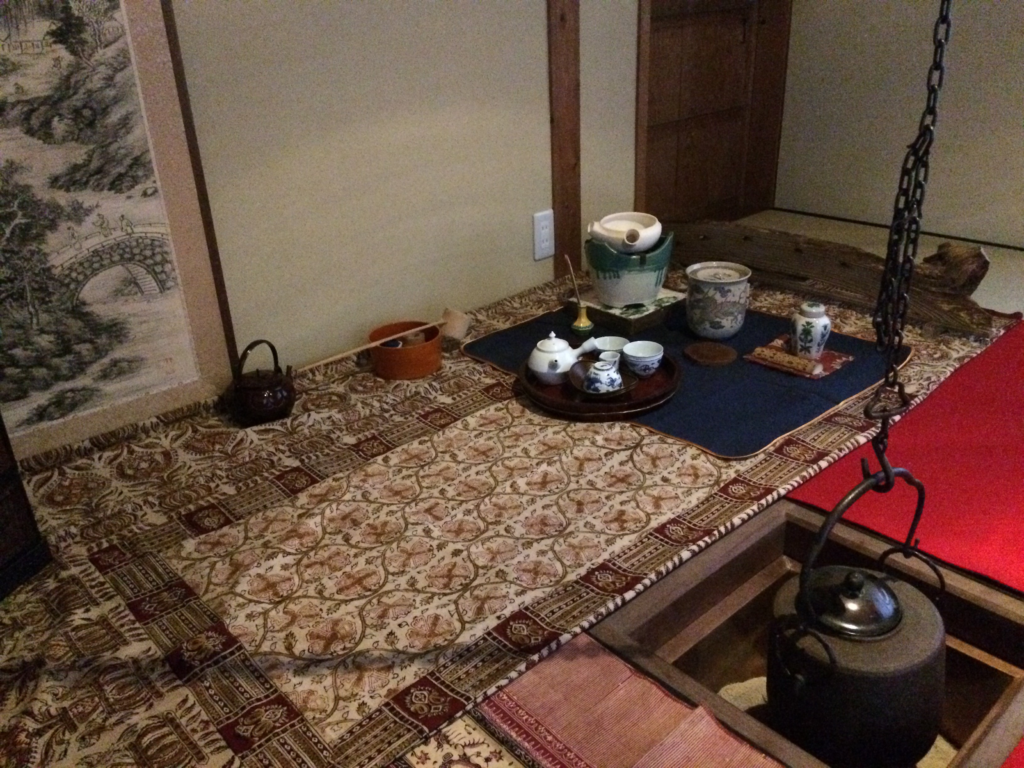 奈良　nara 隠れ家　三五夜　茶道　煎茶道　煎茶　お茶　焙じ茶　ほうじ茶　茶会　茶席　茶室　古民家　町家　更紗　敷物　煎茶道具　柄杓　釣釜　急須　JR奈良駅　徒歩　2分　三網田
