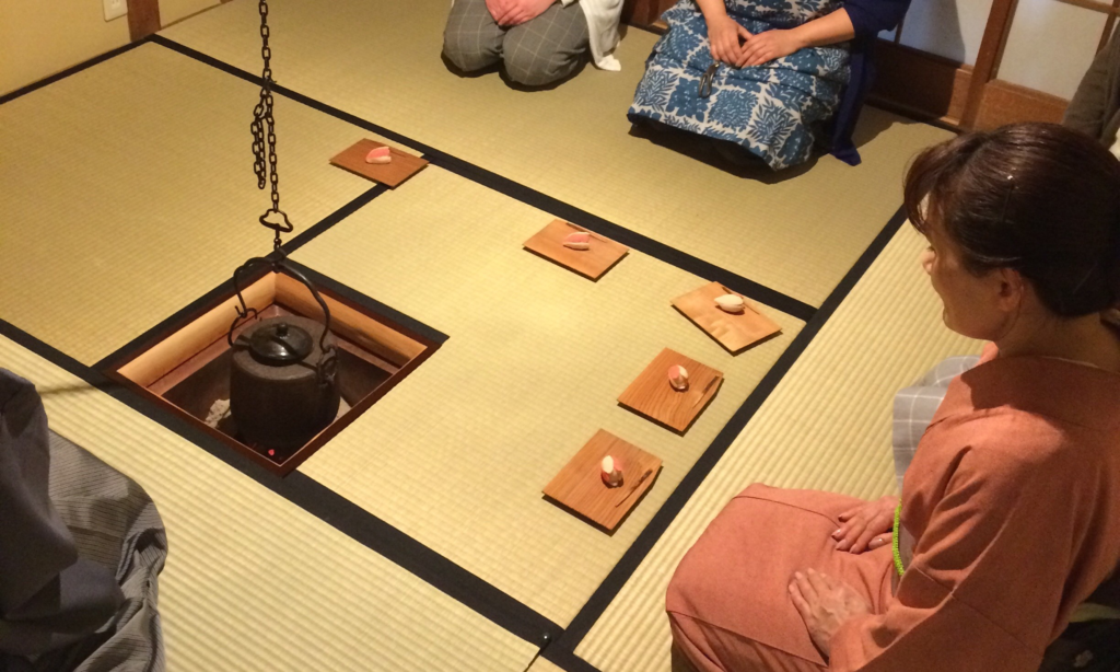 奈良　nara 隠れ家　サロン　三五夜　茶道　お茶　抹茶　濃茶　薄茶　続き薄茶　茶の湯　和菓子　上生菓子　糊こぼし　良弁椿　椿　釣釜　茶室　和風　古民家　茶会　茶席　JR奈良駅　徒歩　三網田