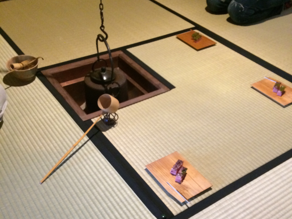 奈良　nara　隠れ家　三五夜　茶道　茶の湯　抹茶　お茶　和菓子　外郎　ういろう　五建外郎屋　桜　桜餅　桜ういろう　京都　習礼　予行演習　茶室　釣釜　濃茶　薄茶　抹茶　二月堂　修二会　お水取り　蓋置　JR京都伊勢丹　伊勢丹　JR奈良駅　徒歩2分　三網田