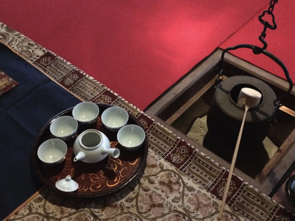 奈良 nara 隠れ家 三五夜 茶道 煎茶道 煎茶 お茶 焙じ茶 ほうじ茶 茶会 茶席 茶室 古民家 町家 更紗 敷物 煎茶道具 柄杓 釣釜 急須 JR奈良駅 徒歩 2分 三網田