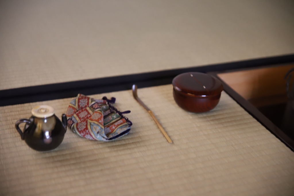 奈良　nara 隠れ家　サロン　三五夜　茶道　お茶　抹茶　濃茶　薄茶　続き薄茶　茶の湯　和菓子　上生菓子　糊こぼし　良弁椿　椿　釣釜　茶室　和風　古民家　茶会　茶席　JR奈良駅　徒歩　三網田　老松割蓋　四滴茶入　水滴　