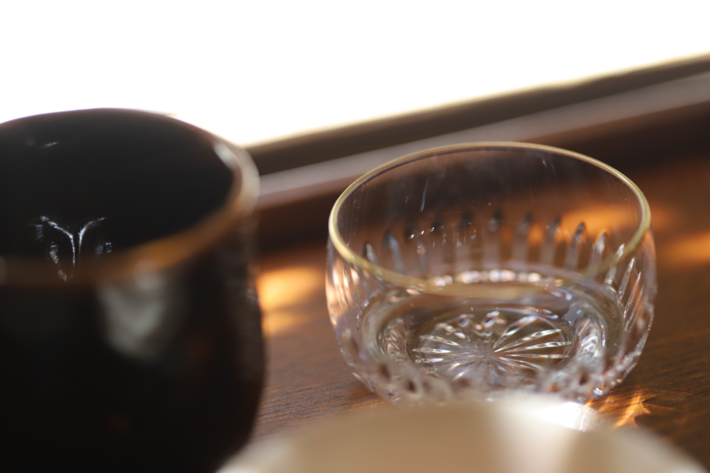 奈良　nara 三五夜　隠れ家　茶道　茶の湯　茶室　お茶　抹茶　濃茶　薄茶　茶の湯　茶室　茶会　酒器　杯　盃　酒杯　酒盃　懐石　持寄り　ポトラック　ポトラックパーティー　potluck party　料理　酒　茶釜　JR奈良駅　徒歩　2分　三網田　琉球ガラス　近藤潤　徳利　備前　サン・ルイ　サンルイ　Saint Louis　鍋島青磁　古伊万里