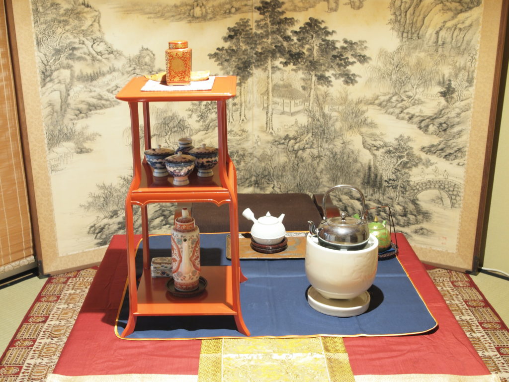 奈良　nara　三五夜　隠れ家　茶道　煎茶道　煎茶　中国茶　烏龍茶　鳳凰単叢　銀瓶　杭州棚　煎茶道具　立礼席　お茶　　茶会　茶席　茶室　にじり口　待合　本席　床の間　日本建築　古民家　　茶道具　掛軸　JR奈良駅　徒歩　2分　三網田