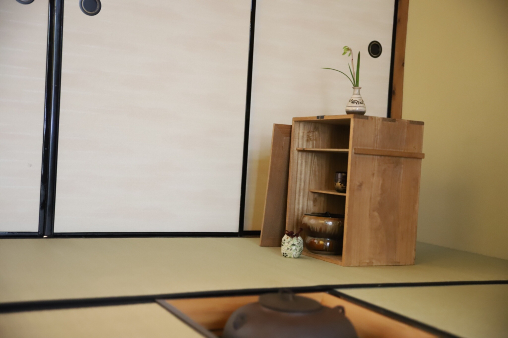 奈良　nara tea teaceremony　茶会　茶席　茶道　茶の湯　抹茶　お茶　薄茶　濃茶　続き薄　透木釜　裏甲釜　旅箪笥　月釜　茶室　にじり口　　仕覆　JR奈良駅　徒歩圏内　2分　三網田　三五夜　三網田