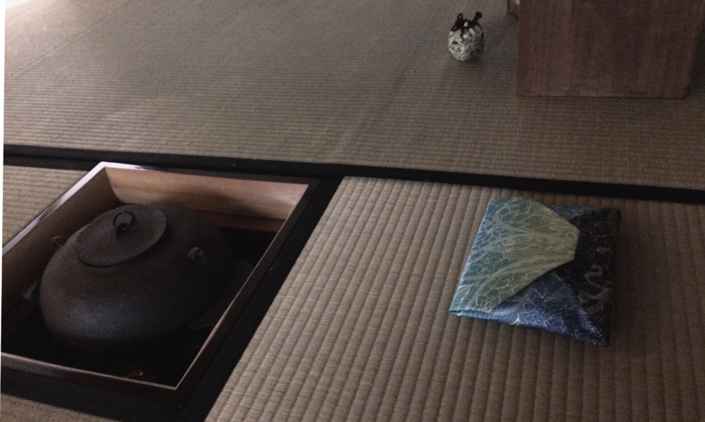 奈良　nara tea teaceremony　茶会　茶席　茶道　茶の湯　抹茶　お茶　薄茶　濃茶　続き薄　透木釜　裏甲釜　旅箪笥　月釜　茶室　にじり口　数寄屋袋　石賀直之　仕覆　JR奈良駅　徒歩圏内　2分　三網田　三五夜　三網田