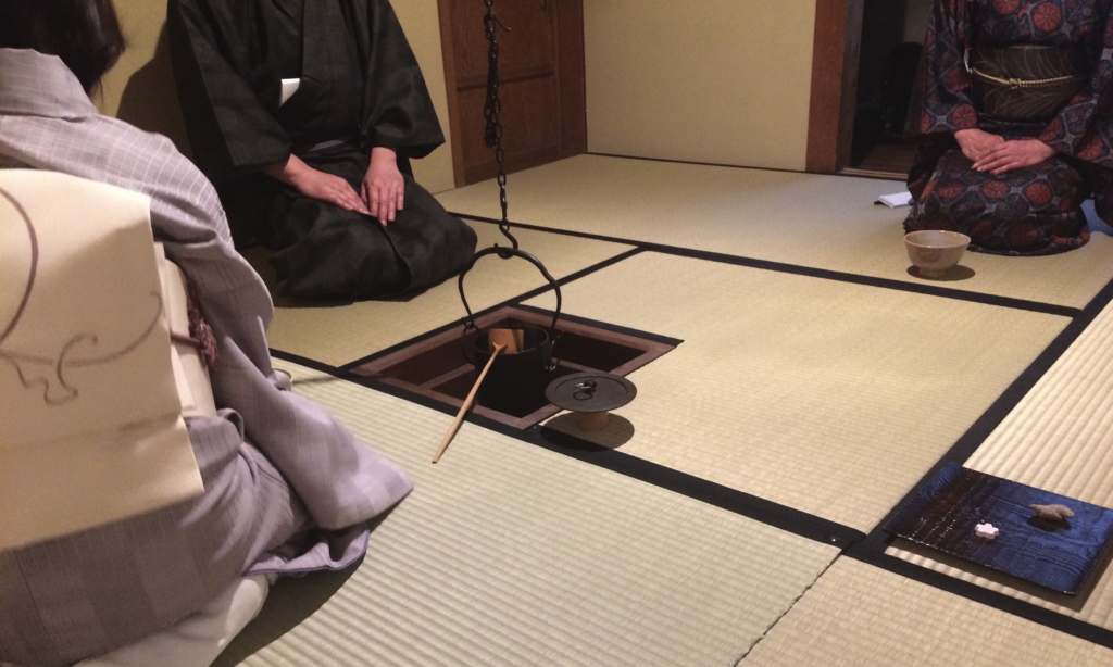 奈良 nara 三五夜 隠れ家 茶道 茶道教室 表千家 表千家茶道教室 茶の湯 茶室 にじり口 少人数制 お稽古 着物 きもの