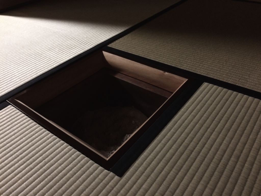 奈良　nara　三五夜　隠れ家　茶道　茶の湯　お茶　抹茶　茶会　茶席　茶室　にじり口　待合　本席　床の間　日本建築　古民家　　茶道具　掛軸　JR奈良駅　徒歩　2分　三網田　炉　北山杉