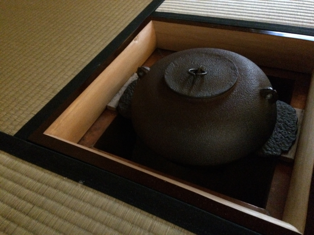 奈良　nara tea teaceremony　茶会　茶席　茶道　茶の湯　抹茶　お茶　薄茶　濃茶　続き薄　透木釜　裏甲釜　旅箪笥　月釜　茶室　にじり口　　仕覆　JR奈良駅　徒歩圏内　2分　三網田　三五夜　三網田