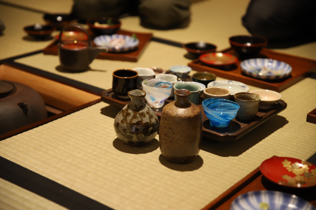 奈良　nara 三五夜　隠れ家　茶道　茶の湯　茶室　お茶　抹茶　濃茶　薄茶　茶の湯　茶室　茶会　酒器　杯　盃　酒杯　酒盃　懐石　持寄り　ポトラック　ポトラックパーティー　potluck party　料理　酒　茶釜　JR奈良駅　徒歩　2分　三網田　琉球ガラス　近藤潤　徳利　備前　サン・ルイ　サンルイ　Saint Louis　鍋島青磁　古伊万里