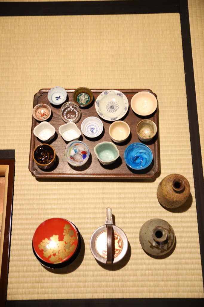 奈良　nara 三五夜　隠れ家　茶道　茶の湯　茶室　お茶　抹茶　濃茶　薄茶　茶の湯　茶室　茶会　酒器　杯　盃　酒杯　酒盃　懐石　持寄り　ポトラック　ポトラックパーティー　potluck party　料理　酒　茶釜　JR奈良駅　徒歩　2分　三網田　琉球ガラス　近藤潤　徳利　備前　サン・ルイ　サンルイ　Saint Louis　鍋島青磁　古伊万里　犬山焼