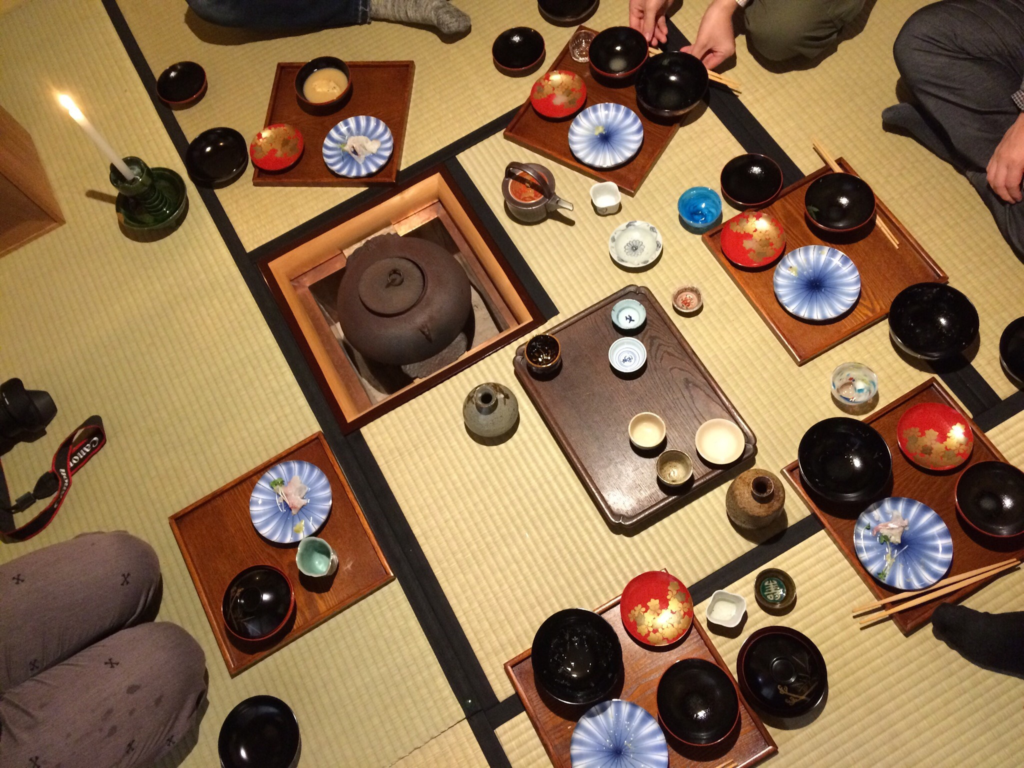 奈良　nara 三五夜　隠れ家　茶道　茶の湯　茶室　お茶　抹茶　濃茶　薄茶　茶の湯　茶室　茶会　酒器　杯　盃　酒杯　酒盃　懐石　持寄り　ポトラック　ポトラックパーティー　potluck party　料理　酒　茶釜　JR奈良駅　徒歩　2分　三網田