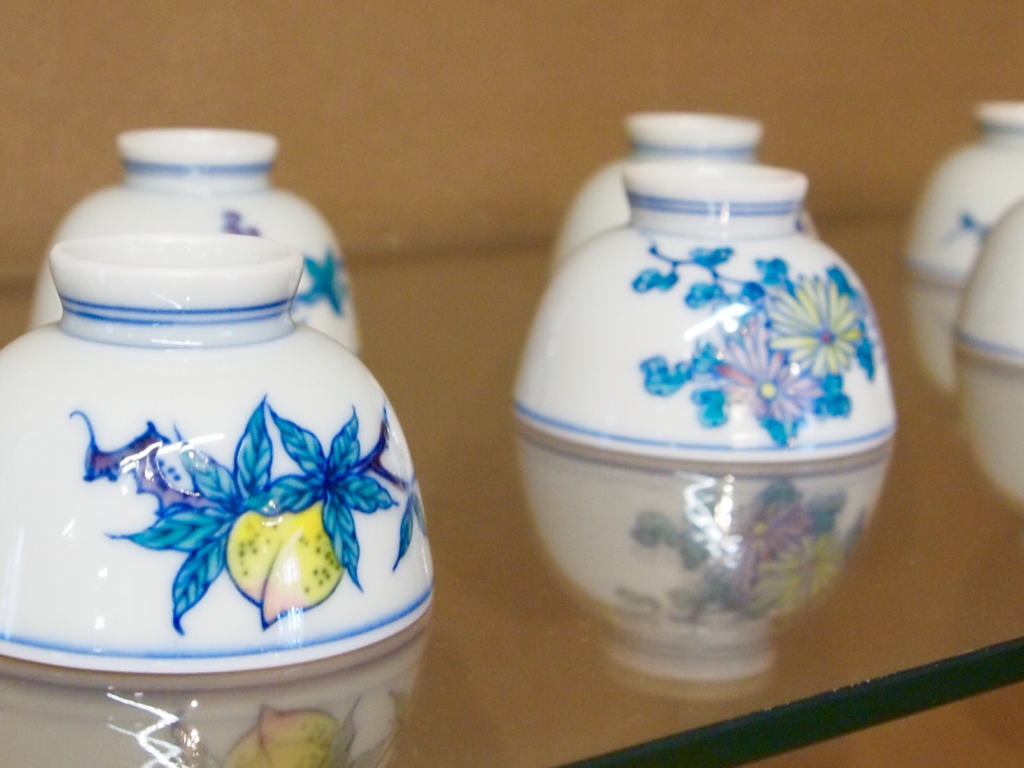 京都 Kyoto 清水焼 京焼 陶磁器 やきもの 陶芸 陶芸家 加藤清昌 煎茶器 煎茶道具 茶器 器 水注 急須 茶碗 磁気 染付 円子紅 釉裏紅 豆彩 明末清初 煎茶 鳳凰 銀彩 金彩 青花 交趾 奈良 三五夜 茶道 茶の湯 朝日堂 清水坂 個展 菓子鉢 菓子器 JR奈良駅 ろくろ 轆轤師 絵付け 絵付師