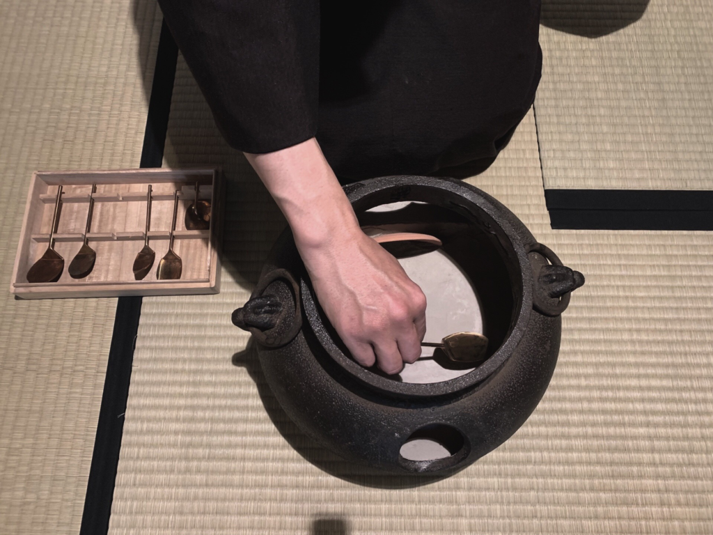 奈良　nara 隠れ家　三五夜　古民家　茶室　茶道　茶の湯　抹茶　お茶　濃茶　薄茶　お稽古　習い事　表千家　茶道教室　表千家茶道教室　灰型　灰匙　風炉　鉄鬼面風炉　一文字　JR奈良駅　徒歩　2分　三網田