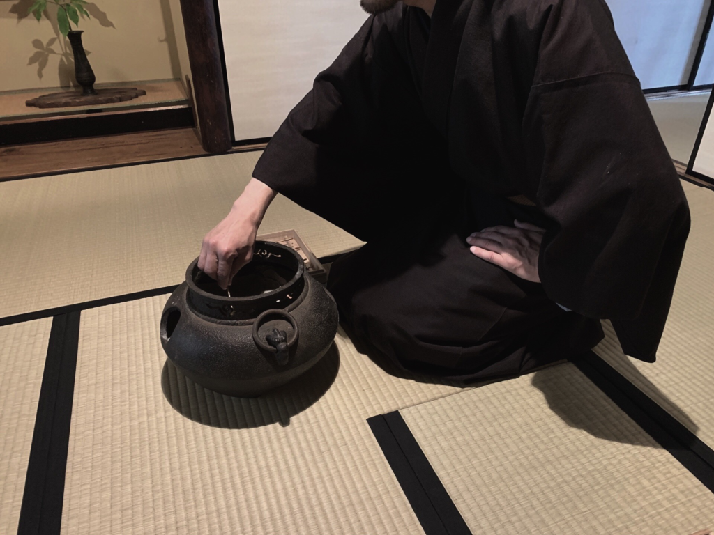 奈良 nara 隠れ家 三五夜 古民家 茶室 茶道 茶の湯 抹茶 お茶 濃茶 薄茶 お稽古 習い事 表千家 茶道教室 表千家茶道教室 灰型 灰匙 風炉 鉄鬼面風炉 一文字 JR奈良駅 徒歩 2分 三網田