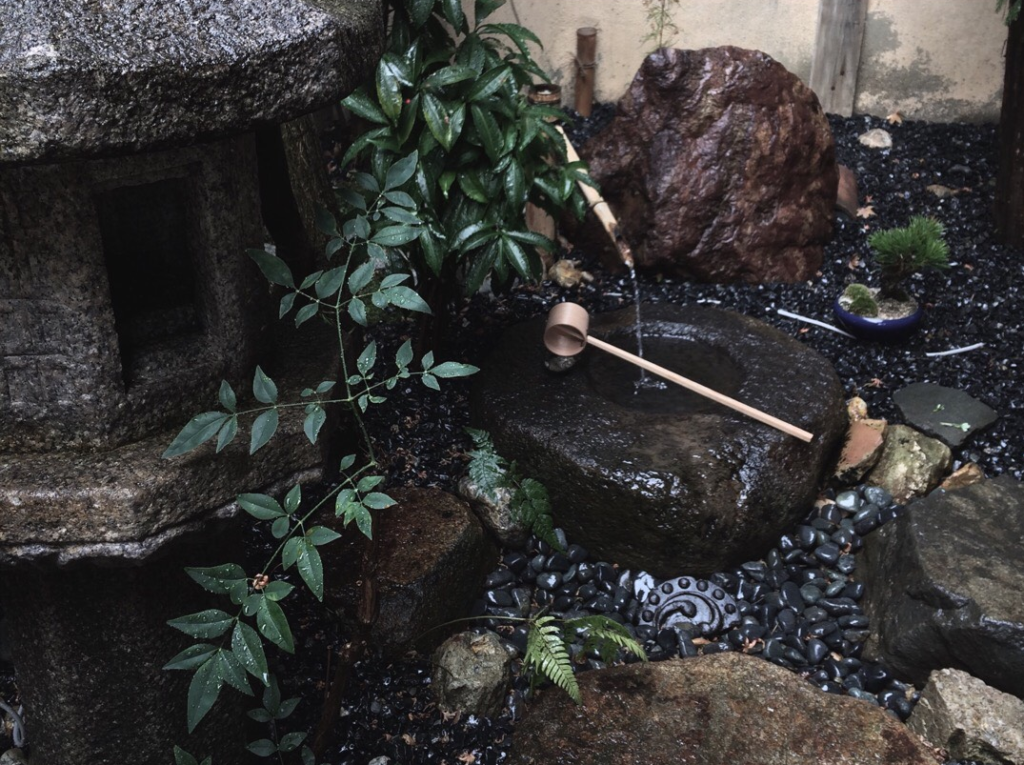 奈良　nara 隠れ家　三五夜　お稽古　習い事　茶道　茶道教室　表千家　表千家茶道　茶の湯　炭点前　風炉　堂後茶道教室　堂後宗邑　ならまち　奈良町　少人数制　茶室　にじり口　腰掛待合　つくばい　蹲　日本家屋　古民家　町家　JR奈良駅　徒歩　奈良駅　2分　三網田　火曜日　金曜日　ご三器拝見　茶入　茶杓　仕覆　濃茶　薄茶　置水屋　水屋　作法　水屋　仕組み茶碗　水屋　蹲　つくばい　作法　茶事　