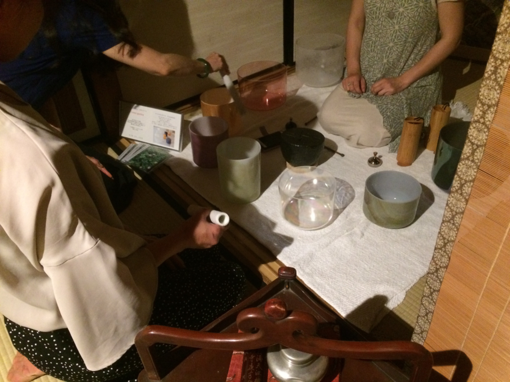 奈良　nara 三五夜　クリスタルボウル　璃音　crystalbowl　水晶　ヒーリング　癒し　デトックス　耳根えお洗う　茶会　煎茶会　茶室　茶道　イベント　玉露　煎茶道　茶道　隠れ家　JR奈良駅　徒歩　2分　三網田　音　響き