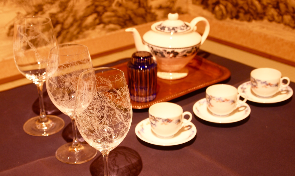奈良 nara 三五夜 隠れ家 古民家 茶道 茶の湯 煎茶道 煎茶 お茶 紅茶 tea ブラックティー マカイバリ ダージリン Darjeeling 石賀直之 切り絵 切り絵作家 ワイングラス シャンパングラス シャンパン 茶室 茶会 煎茶会 紅茶会 エッジング JR奈良駅 徒歩 2分 三網田