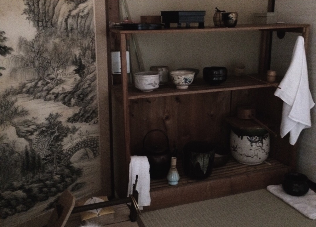 奈良　nara 隠れ家　三五夜　お稽古　習い事　茶道　茶道教室　表千家　表千家茶道　茶の湯　炭点前　風炉　堂後茶道教室　堂後宗邑　ならまち　奈良町　少人数制　茶室　にじり口　腰掛待合　つくばい　蹲　日本家屋　古民家　町家　JR奈良駅　徒歩　奈良駅　2分　三網田　火曜日　金曜日　ご三器拝見　茶入　茶杓　仕覆　濃茶　薄茶　置水屋　水屋　作法　水屋　仕組み茶碗