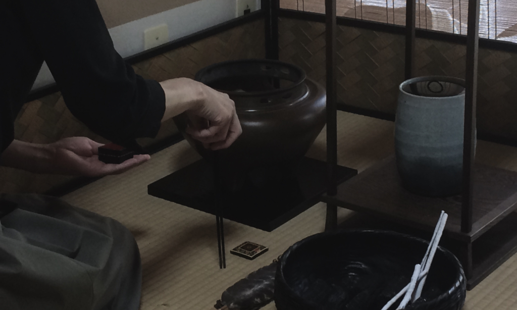 奈良　nara 隠れ家　三五夜　お稽古　習い事　茶道　茶道教室　表千家　表千家茶道　茶の湯　炭点前　風炉　堂後茶道教室　堂後宗邑　ならまち　奈良町　少人数制　茶室　にじり口　腰掛待合　つくばい　蹲　日本家屋　古民家　町家　JR奈良駅　徒歩　奈良駅　2分　三網田　火曜日　金曜日　桑小卓