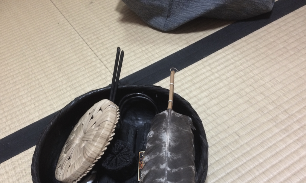 奈良　nara 隠れ家　三五夜　お稽古　習い事　茶道　茶道教室　表千家　表千家茶道　茶の湯　炭点前　風炉　堂後茶道教室　堂後宗邑　ならまち　奈良町　少人数制　茶室　にじり口　腰掛待合　つくばい　蹲　日本家屋　古民家　町家　JR奈良駅　徒歩　奈良駅　2分　三網田　火曜日　金曜日