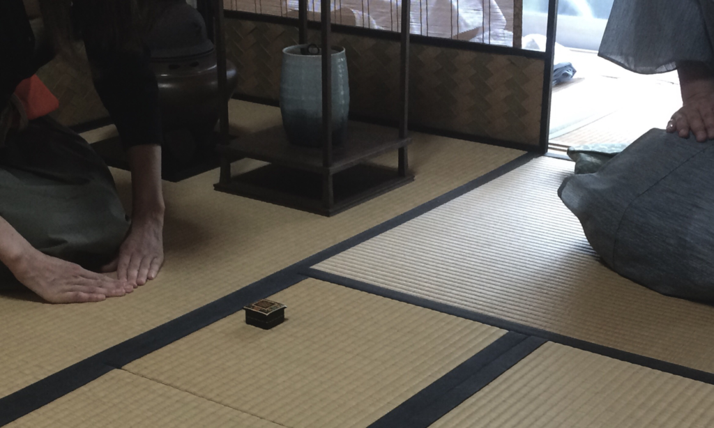 奈良　nara 隠れ家　三五夜　お稽古　習い事　茶道　茶道教室　表千家　表千家茶道　茶の湯　炭点前　風炉　堂後茶道教室　堂後宗邑　ならまち　奈良町　少人数制　茶室　にじり口　腰掛待合　つくばい　蹲　日本家屋　古民家　町家　JR奈良駅　徒歩　奈良駅　2分　三網田　火曜日　金曜日　桑小卓