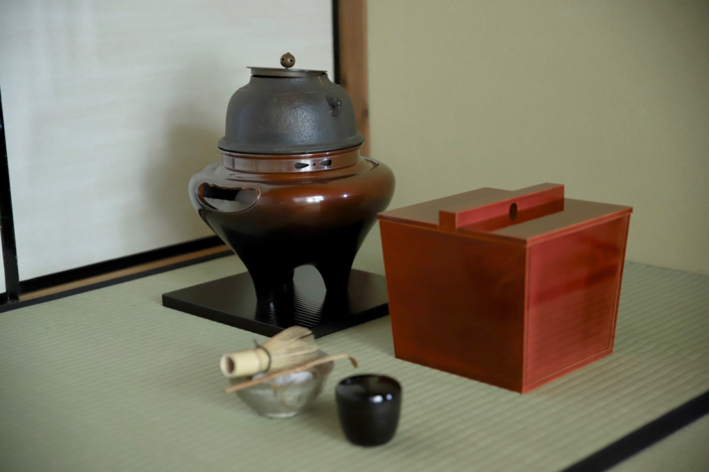 奈良 nara 三五夜 隠れ家 茶論 茶室 古民家 町家 茶道 茶道教室 茶の湯 表千家 茶道具 茶会 月釜 茶席 小間 少人数 濃茶 薄茶 続き薄 お点前 和菓子 干菓子 つるべ水指 水指 風炉 茶筅 茶杓 JR奈良駅 徒歩 2分 三網田 棗