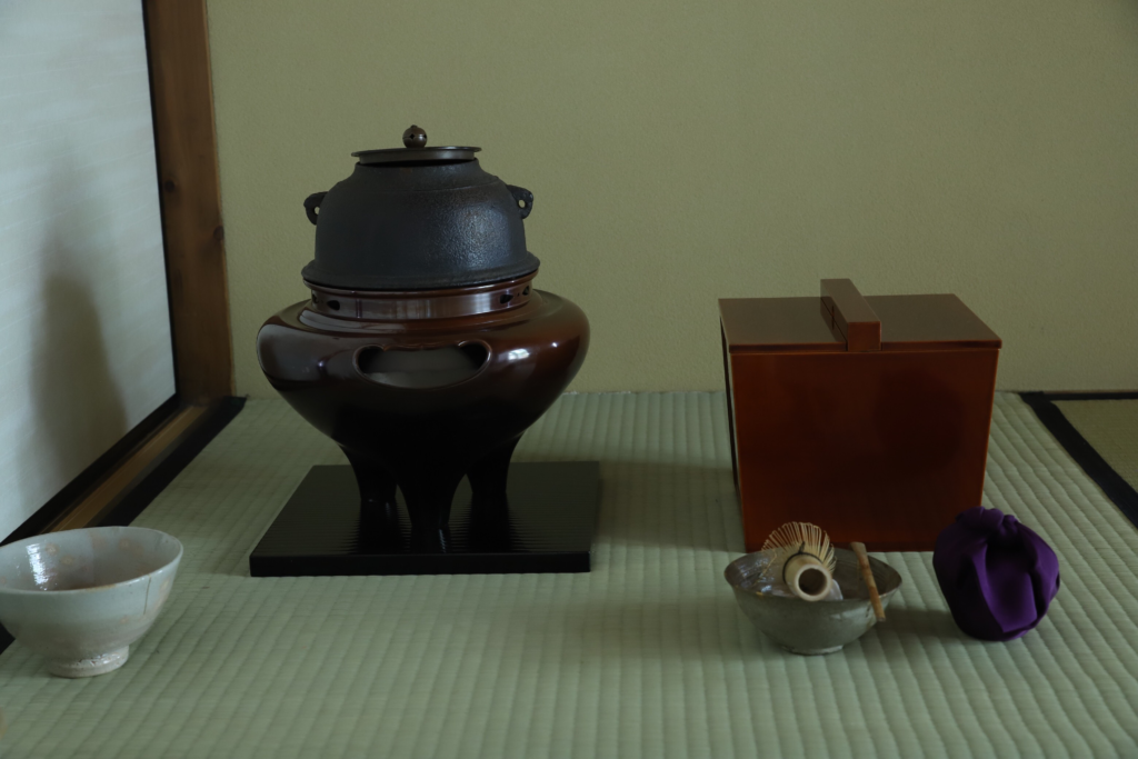 奈良　nara 三五夜　隠れ家　茶論　茶室　古民家　町家　茶道　茶道教室　茶の湯　表千家　茶道具　茶会　月釜　茶席　小間　少人数　濃茶　薄茶　続き薄　お点前　和菓子　干菓子　つるべ水指　水指　風炉　茶筅　茶杓　JR奈良駅　徒歩　2分　三網田