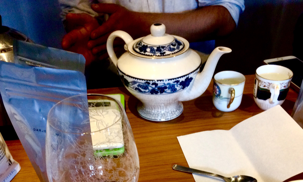 奈良　nara 三五夜　隠れ家　茶室　茶道　紅茶　茶会　紅茶会　ワイングラス　石賀直之　切り絵　切り絵作家　花鳥風月　Darjeeling　ダージリン　ファーストフラッシュ　お茶　JR奈良駅　徒歩　2分　三網田