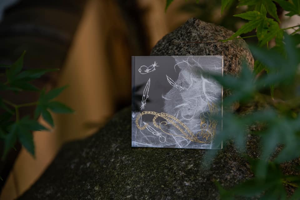 奈良 nara 隠れ家 三五夜 茶室 茶会 お茶 茶道 煎茶道 体験 ワークショップ 切り絵 切り絵作家 切り絵作作品 石賀直之 参加型イベント 干菓子器 干菓子盆 銘々皿 花鳥風月 茶室 にじり口 薄茶 干菓子 和三盆 琥珀糖 雲平 流水 青楓 二條若狭屋 萬々堂 石燈籠