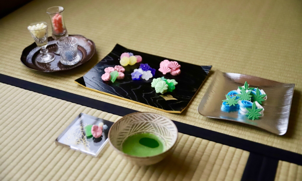 奈良 nara 隠れ家 三五夜 茶室 茶会 お茶 茶道 煎茶道 体験 ワークショップ 切り絵 切り絵作家 切り絵作作品 石賀直之 参加型イベント 干菓子器 干菓子盆 銘々皿 花鳥風月 茶室 にじり口 薄茶 干菓子 和三盆 琥珀糖 雲平 流水 青楓 二條若狭屋 萬々堂