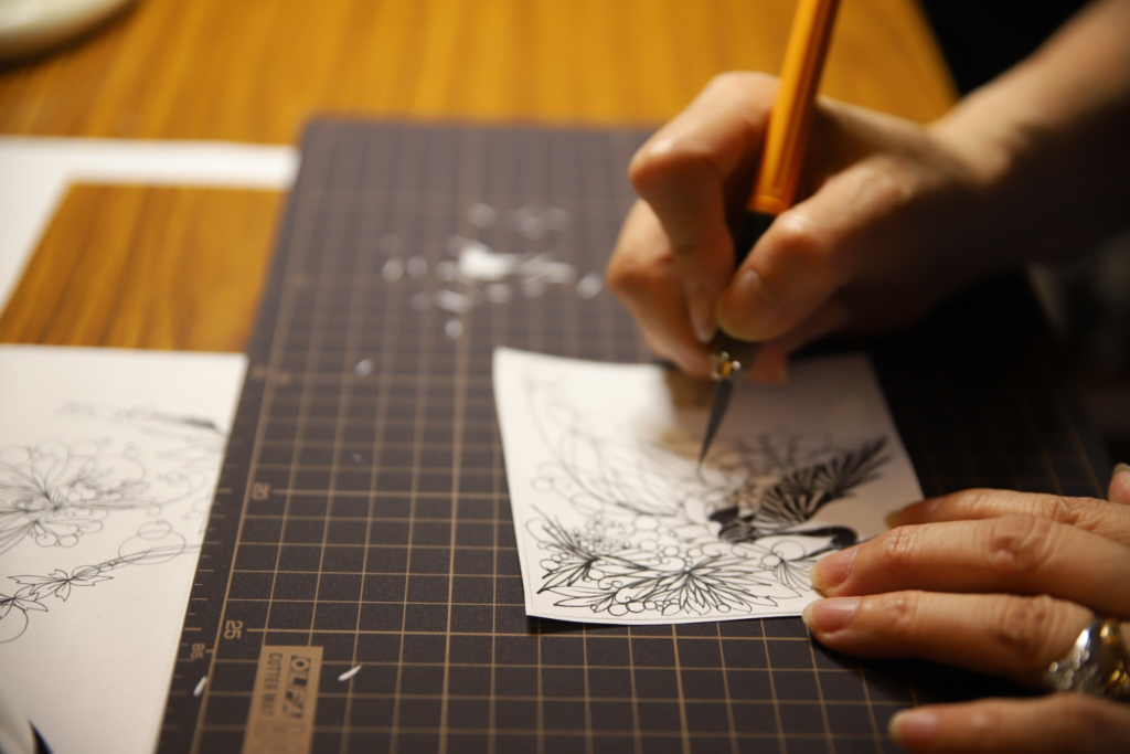 奈良 nara 隠れ家 三五夜 茶室 茶会 お茶 茶道 煎茶道 体験 ワークショップ 切り絵 切り絵作家 切り絵作作品 石賀直之 参加型イベント 干菓子器 干菓子盆 銘々皿 花鳥風月 茶室 にじり口 薄茶 干菓子 和三盆 琥珀糖 雲平 流水 青楓 二條若狭屋 萬々堂 オルファ アートナイフPLO