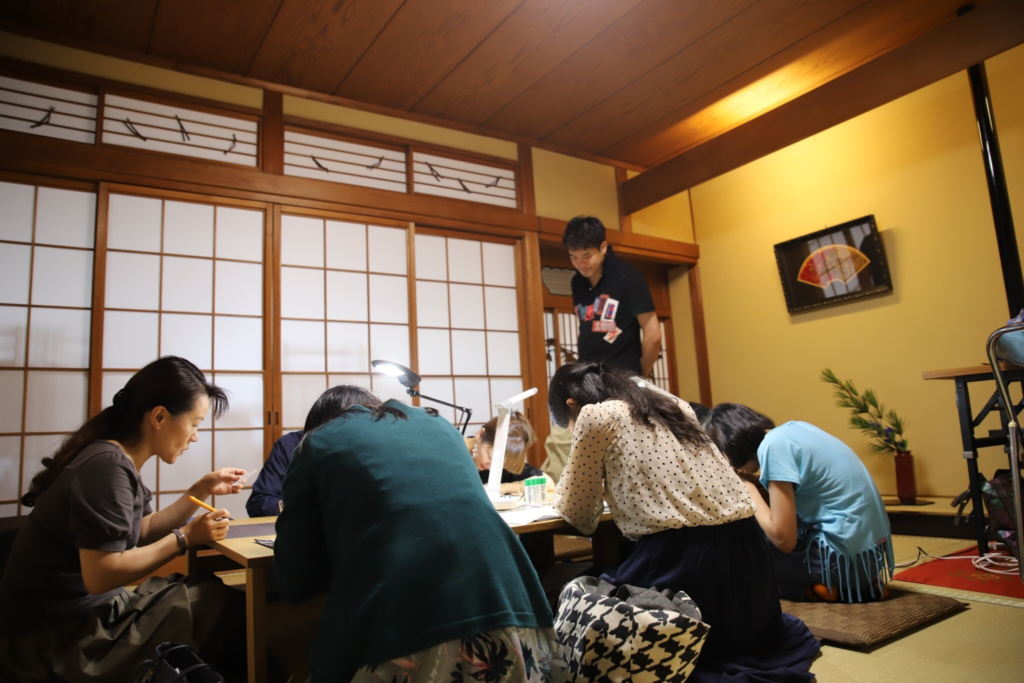 奈良 nara 隠れ家 三五夜 茶室 茶会 お茶 茶道 煎茶道 体験 ワークショップ 切り絵 切り絵作家 切り絵作作品 石賀直之 参加型イベント 干菓子器 干菓子盆 銘々皿 花鳥風月 茶室 にじり口 薄茶 干菓子 和三盆 琥珀糖 雲平 流水 青楓 二條若狭屋 萬々堂