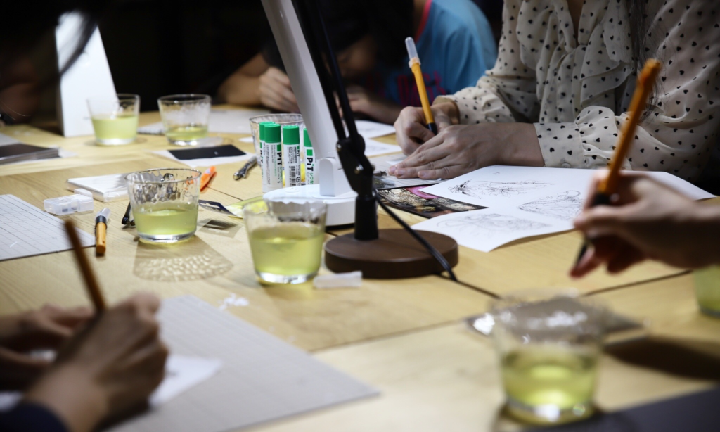 奈良 nara 隠れ家 三五夜 茶室 茶会 お茶 茶道 煎茶道 体験 ワークショップ 切り絵 切り絵作家 切り絵作作品 石賀直之 参加型イベント 干菓子器 干菓子盆 銘々皿 花鳥風月 茶室 にじり口 薄茶 干菓子 和三盆 琥珀糖 雲平 流水 青楓 二條若狭屋 萬々堂