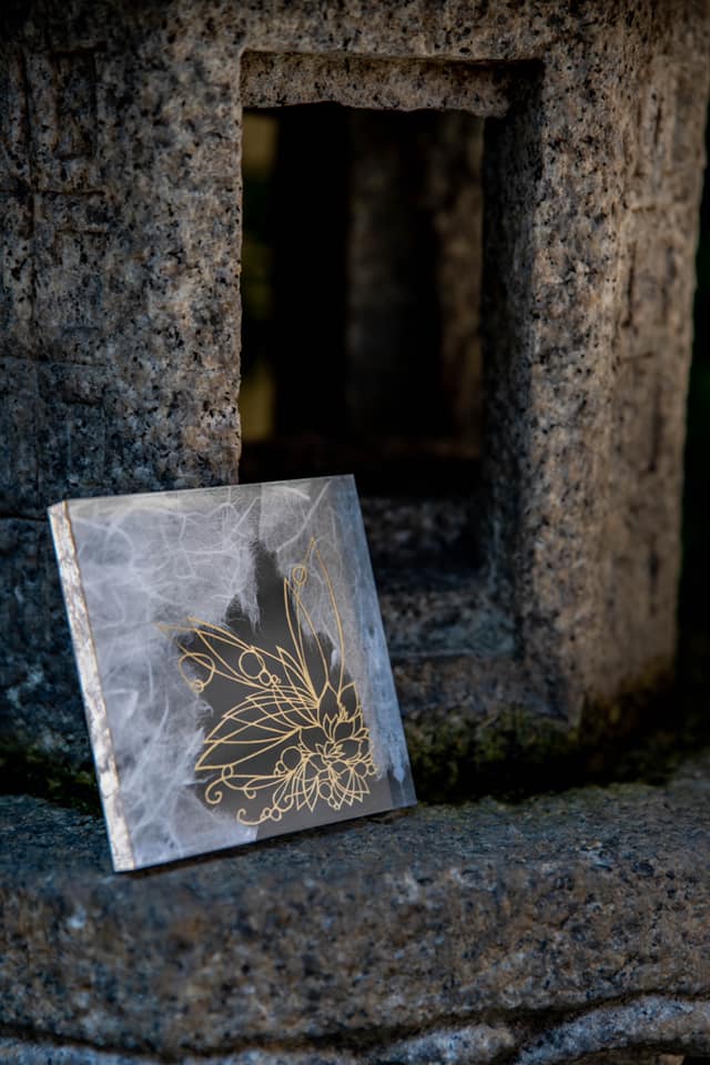 奈良 nara 隠れ家 三五夜 茶室 茶会 お茶 茶道 煎茶道 体験 ワークショップ 切り絵 切り絵作家 切り絵作作品 石賀直之 参加型イベント 干菓子器 干菓子盆 銘々皿 花鳥風月 茶室 にじり口 薄茶 干菓子 和三盆 琥珀糖 雲平 流水 青楓 二條若狭屋 萬々堂 石燈籠