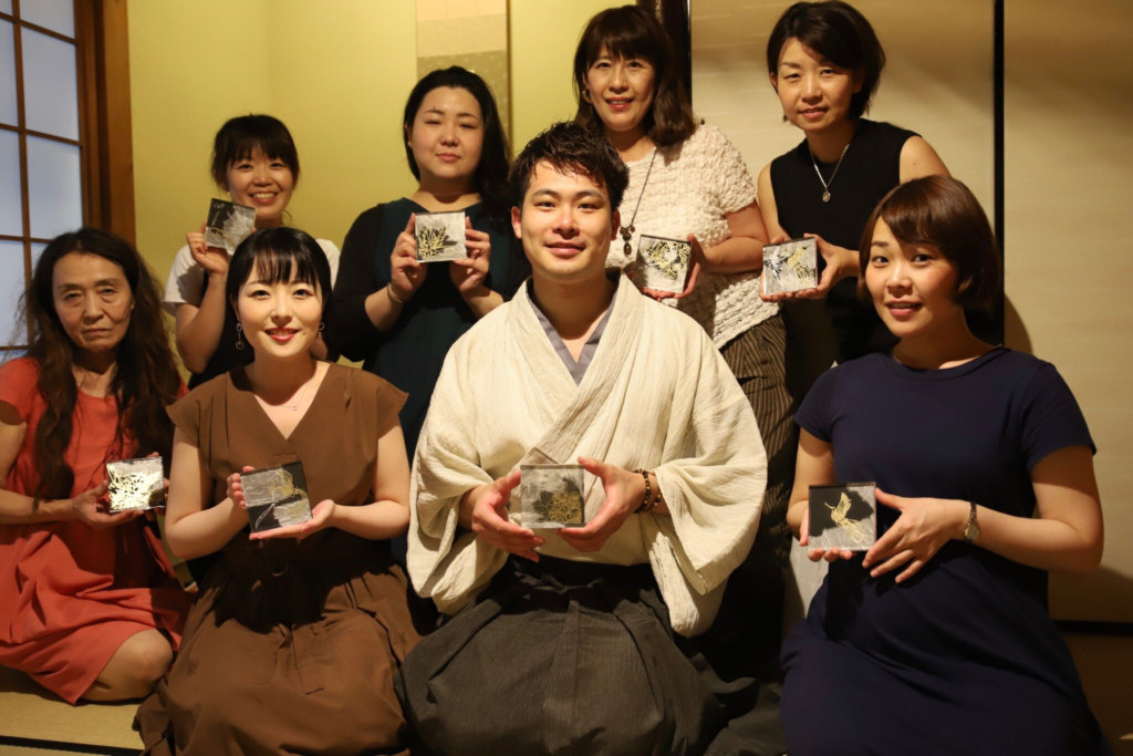 奈良 nara 隠れ家 三五夜 茶室 茶会 お茶 茶道 煎茶道 体験 ワークショップ 切り絵 切り絵作家 切り絵作作品 石賀直之 参加型イベント 干菓子器 干菓子盆 銘々皿 花鳥風月 茶室 にじり口 薄茶 干菓子 和三盆 琥珀糖 雲平 流水 青楓 二條若狭屋 萬々堂 和服 着物 着物男子 袴 きもの