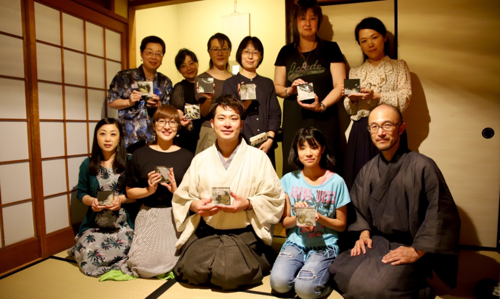 奈良 nara 隠れ家 三五夜 茶室 茶会 お茶 茶道 煎茶道 体験 ワークショップ 切り絵 切り絵作家 切り絵作作品 石賀直之 参加型イベント 干菓子器 干菓子盆 銘々皿 花鳥風月 茶室 にじり口 薄茶 干菓子 和三盆 琥珀糖 雲平 流水 青楓 二條若狭屋 萬々堂 和服 着物 着物男子 袴 きもの