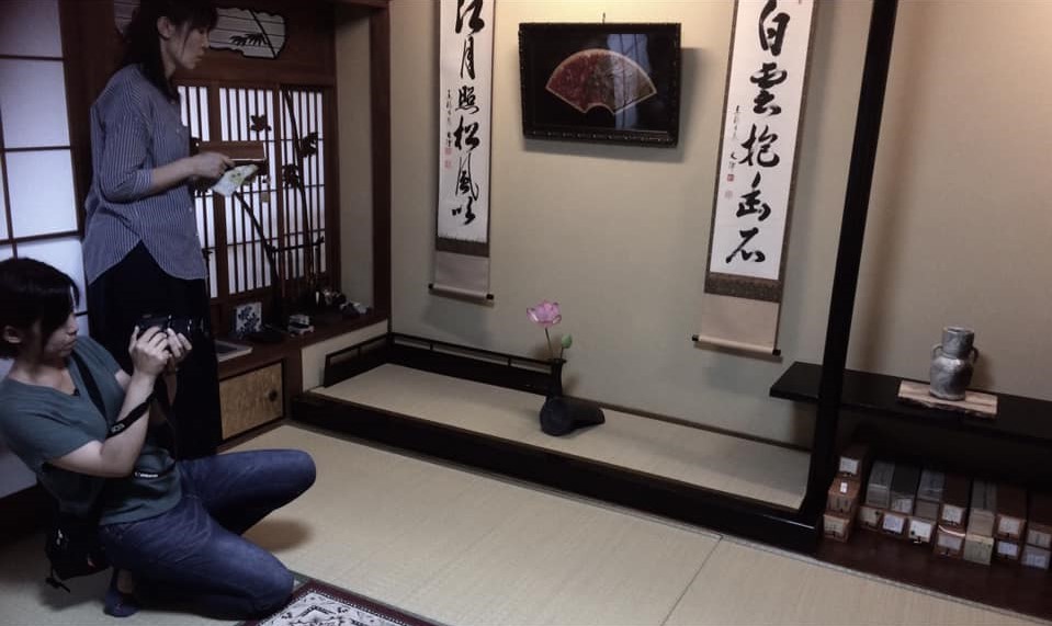 奈良　nara 隠れ家　三五夜　茶道　屋の湯　抹茶　ギャラリー　切り絵　切り絵作家　切り絵作品　石賀直之　白雲抱幽石　墨蹟　掛け軸　床の間　取材　奈良テレビ　奈良テレ放送　LINEニュース　お稽古　習い事　稽古