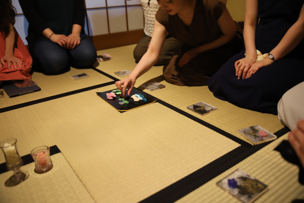 奈良 nara 隠れ家 三五夜 茶室 茶会 お茶 茶道 煎茶道 体験 ワークショップ 切り絵 切り絵作家 切り絵作作品 石賀直之 参加型イベント 干菓子器 干菓子盆 銘々皿 花鳥風月 茶室 にじり口 薄茶 干菓子 和三盆 琥珀糖 雲平 流水 青楓 二條若狭屋 萬々堂