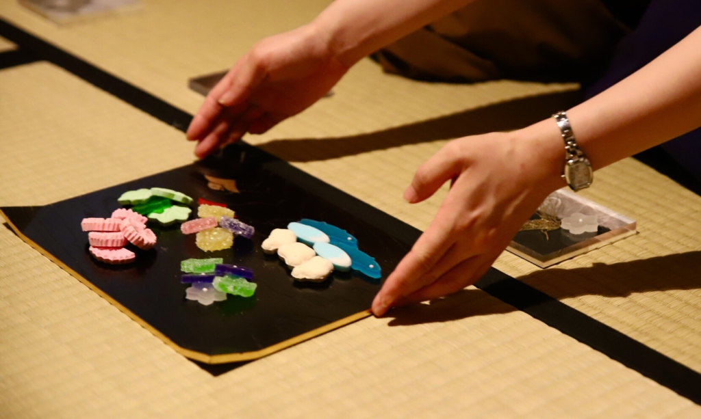 奈良 nara 隠れ家 三五夜 茶室 茶会 お茶 茶道 煎茶道 体験 ワークショップ 切り絵 切り絵作家 切り絵作作品 石賀直之 参加型イベント 干菓子器 干菓子盆 銘々皿 花鳥風月 茶室 にじり口 薄茶 干菓子 和三盆 琥珀糖 雲平 流水 青楓 二條若狭屋 萬々堂
