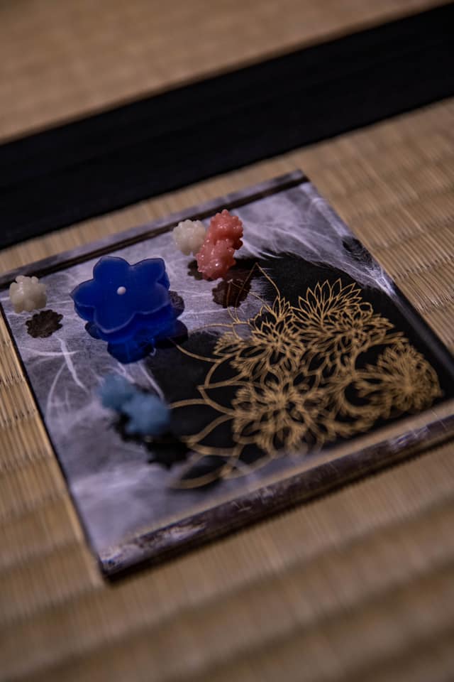 奈良 nara 隠れ家 三五夜 茶室 茶会 お茶 茶道 煎茶道 体験 ワークショップ 切り絵 切り絵作家 切り絵作作品 石賀直之 参加型イベント 干菓子器 干菓子盆 銘々皿 花鳥風月 茶室 にじり口 薄茶 干菓子 和三盆 琥珀糖 雲平 流水 青楓 二條若狭屋 萬々堂