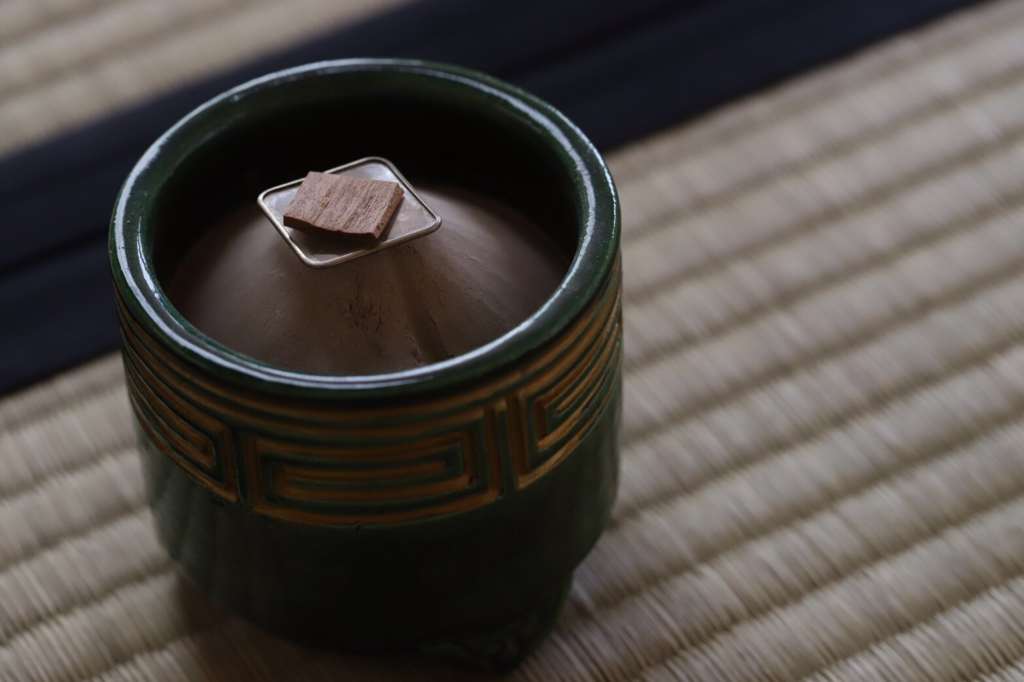 奈良　nara 隠れ家　三五夜　茶室　茶会　月釜　茶席　にじり口　香道　お香　沈香　伽羅　真南蛮　五味六国　聞香　香木　白檀　香道具　表千家　茶道　茶の湯　お茶　抹茶　濃茶　薄茶　続き薄　竹台子　香盆　月釜　JR奈良駅　徒歩　2分　三網田