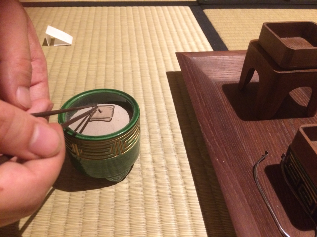 奈良　nara 隠れ家　三五夜　茶室　にじり口　茶会　月釜　茶席　茶道　茶の湯　お茶　抹茶　表千家　堂後茶道教室　濃茶　薄茶　続き薄　香　お香　香点前　聞香　沈香　伽羅　羅国　真那伽　真南蛮　寸聞多羅　佐曾羅　五味六国　習礼　甘酸辛苦鹹　試香　銀葉　香炭団　志野流　泉山御流　香道　JR奈良駅　徒歩　徒歩圏内　2分　三網田　香道具　お稽古　習い事　茶道教室　華道教室